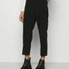 Anna Field BASIC BUSSINESS PANTS WITH PINTUCKS - Pantalones - Black, Mujer