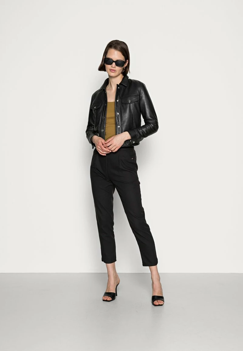 Anna Field HORN BUCKLE TOP CLEAN FINISH - Top - Khaki, Mujer 4 Anna Field HORN BUCKLE TOP CLEAN FINISH - Top - Khaki, Mujer - Imagen 2